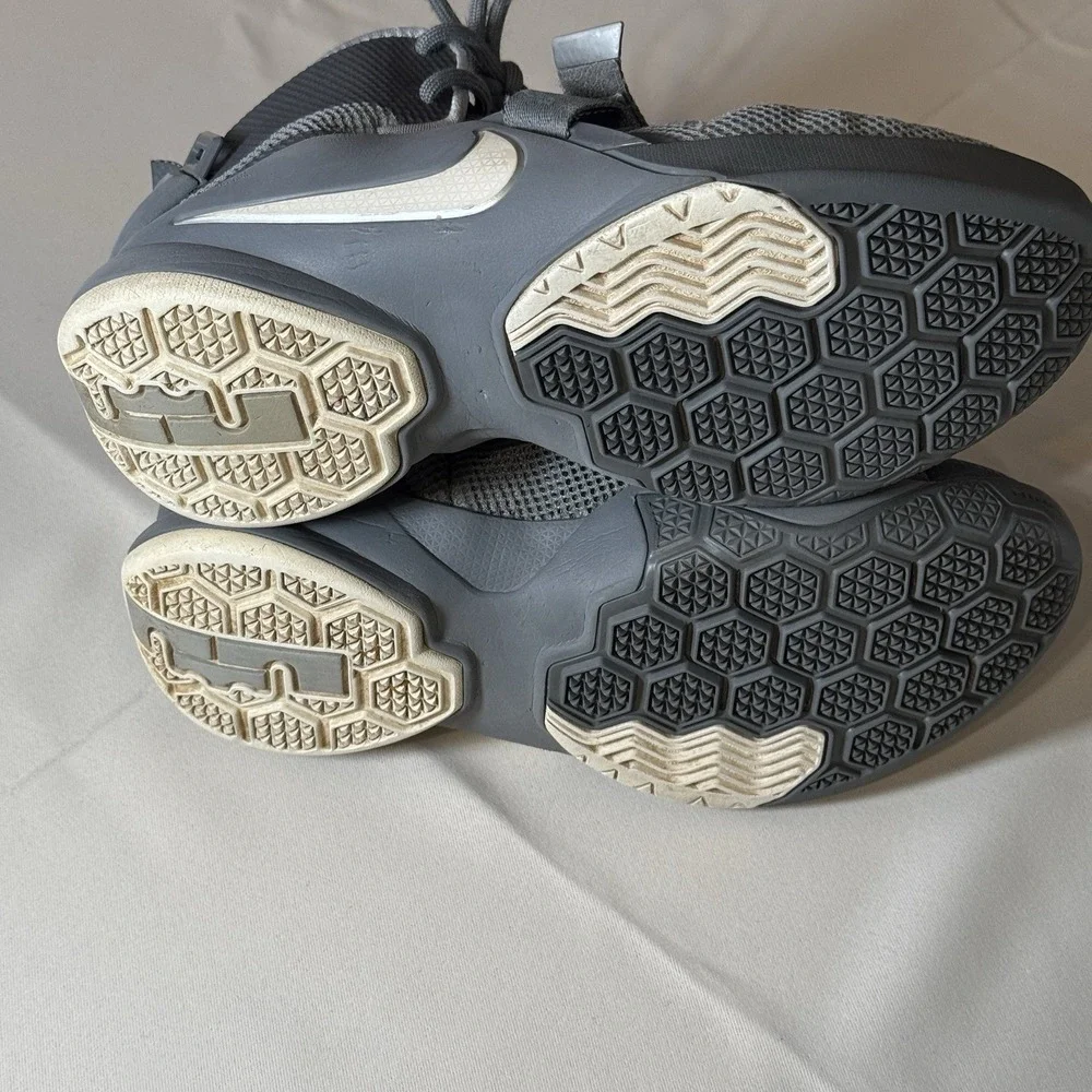 Nike Kids Lebron James Soldier IX Basketball Shoes 776471-003 Youth 4.5 Gray